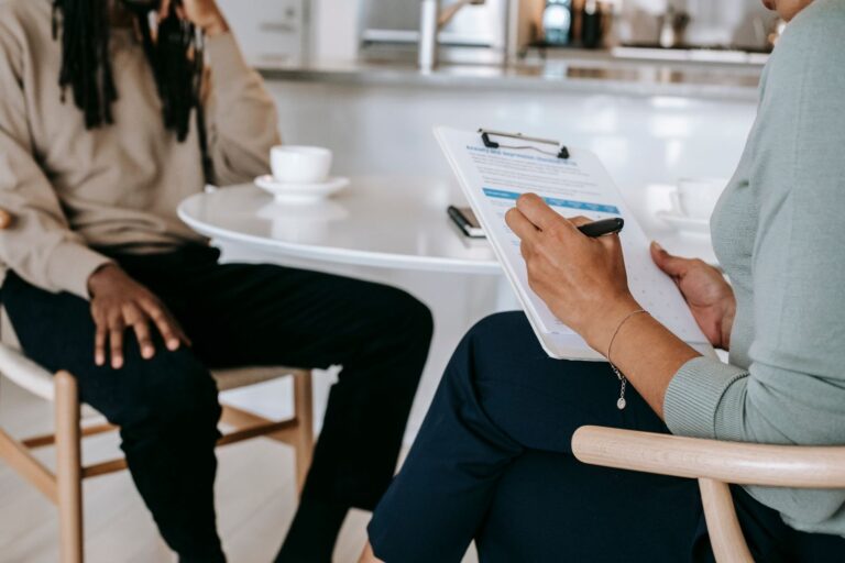 Entrevista de emprego entre duas pessoas