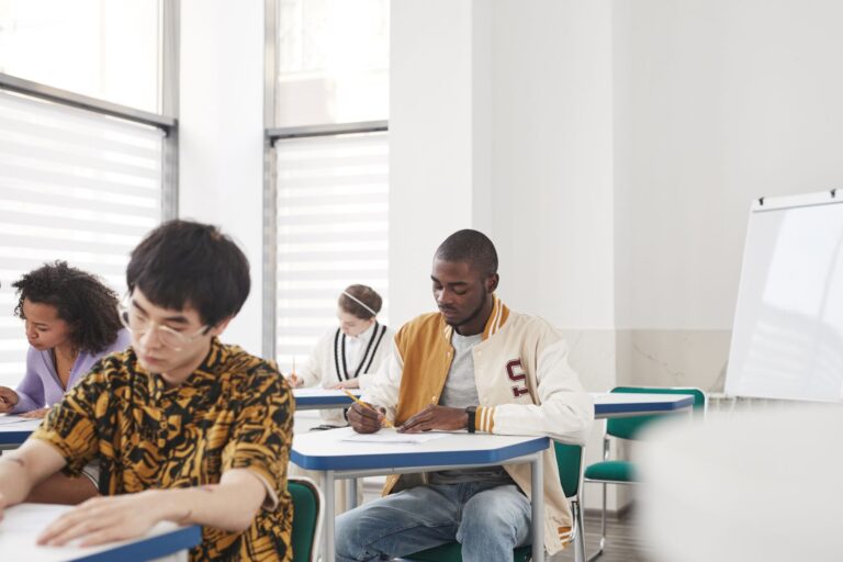 Pessoas fazendo um exame em sala de aula