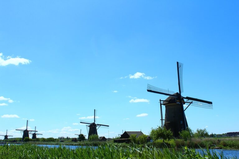 Moinho de vento de Kinderdijk visto de perto