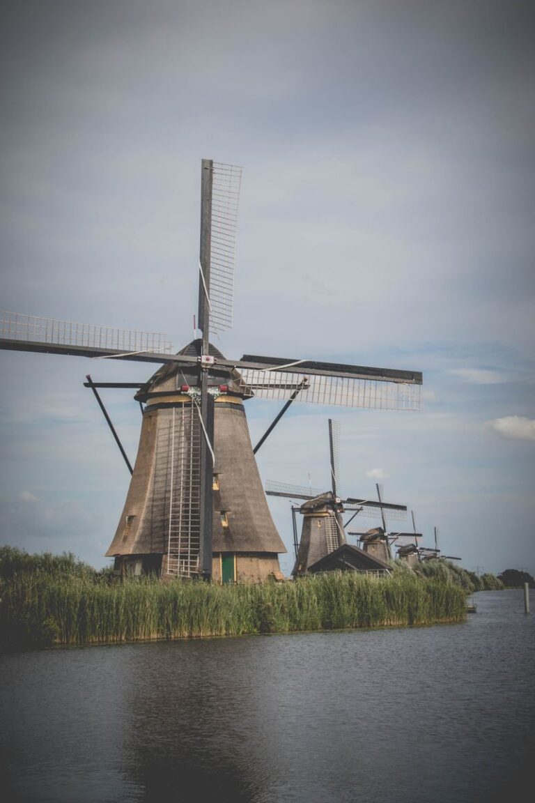 Moinhos de madeira antigos à beira da água em Kinderdijk, Holanda