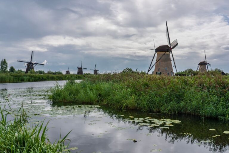 Moinhos de vento de Kinderdijk à beira do canal, Holanda